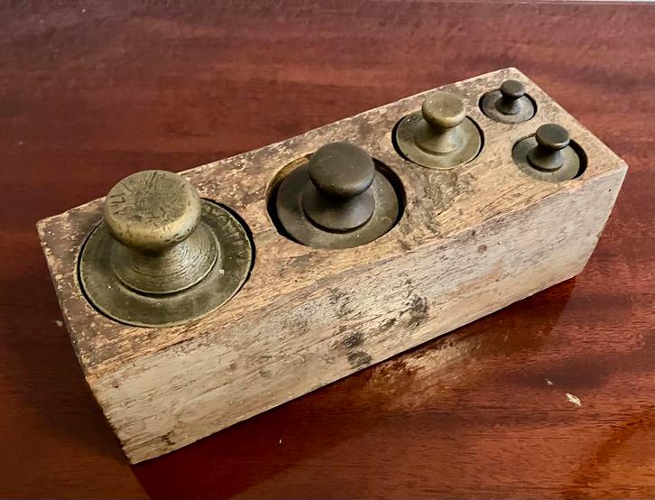Antieke gewichten set in houten houder, Antiek en Kunst, Antiek | Gereedschap en Instrumenten, Ophalen