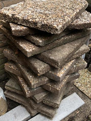 Gratis betontegels beschikbaar voor biedingen