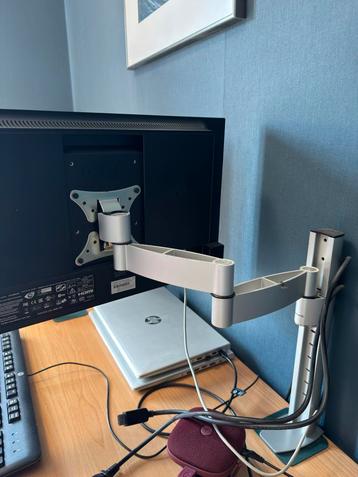 2x NEC 23" Monitor + Vogels Steunen beschikbaar voor biedingen