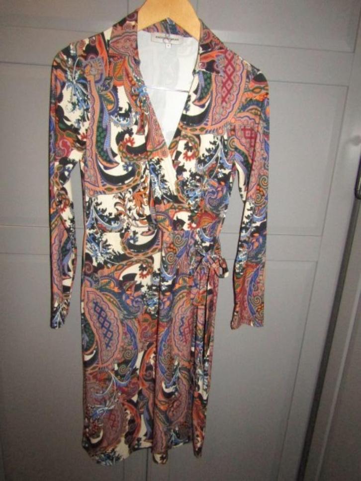 G608 And Co Woman mt S jurk travelstof paisley burgundy, Kleding | Dames, Jurken, Zo goed als nieuw, Maat 36 (S), Overige kleuren