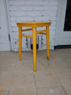 Geel krukje, Ophalen, Hout