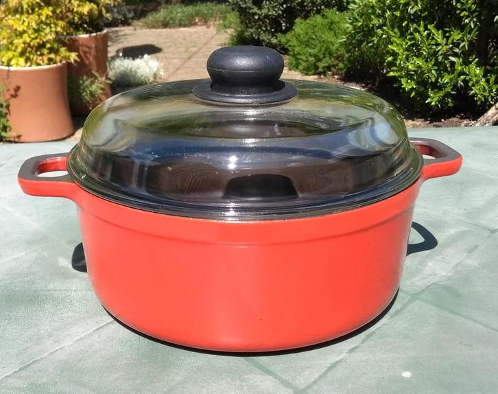 MADE IN FRANCE vintage gietijzer stoofpan. Dutch oven. 24 cm, Huis en Inrichting, Keuken | Potten en Pannen, Gebruikt, Koekenpan of Braadpan