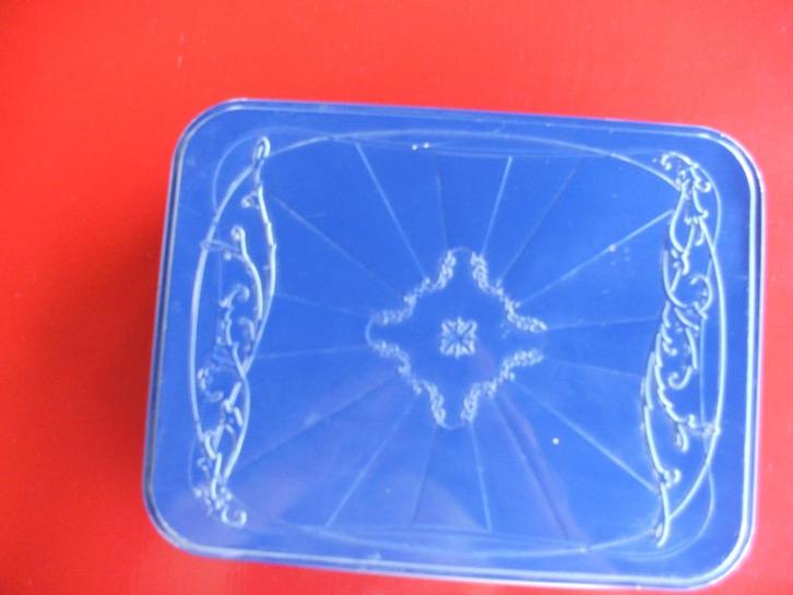 Groot donkerblauw langwerpig blik met reliëf., Verzamelen, Blikken, Zo goed als nieuw, Overige, Overige merken, Ophalen of Verzenden