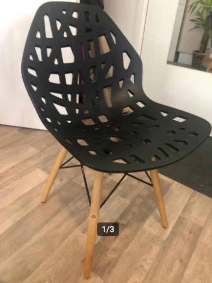 Moderne zwarte stoel met houten poten, Huis en Inrichting, Stoelen, Zo goed als nieuw, Eén, Hout, Kunststof, Zwart, Ophalen