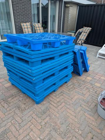 Aantal plastic pallets, zie de foto beschikbaar voor biedingen