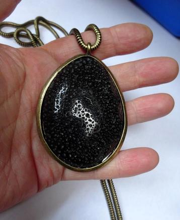 Grote zwarte druppel hanger aan lange ketting   beschikbaar voor biedingen