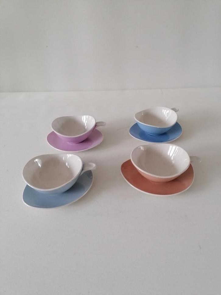 vier vintage conische gevormde soepkommen in pastel, Antiek en Kunst, Antiek | Servies los, Ophalen