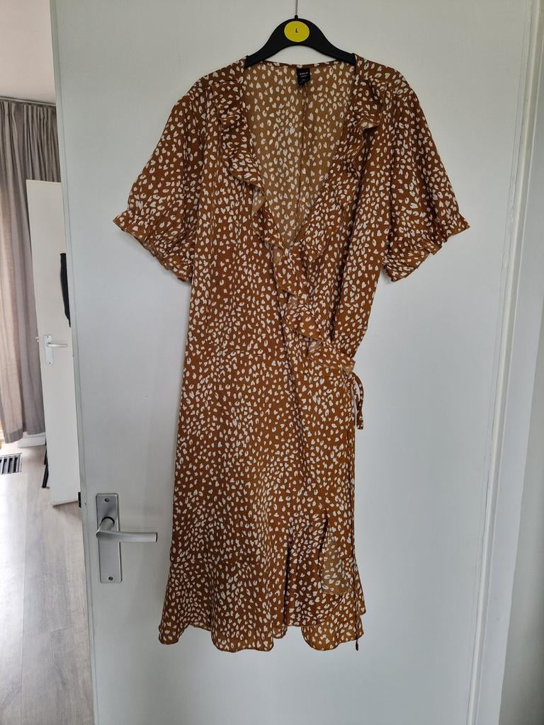 Nieuwe bruine wikkeljurk met print - Maat XL, Bruin, Maat 46/48 (XL) of groter, Nieuw, Ophalen of Verzenden