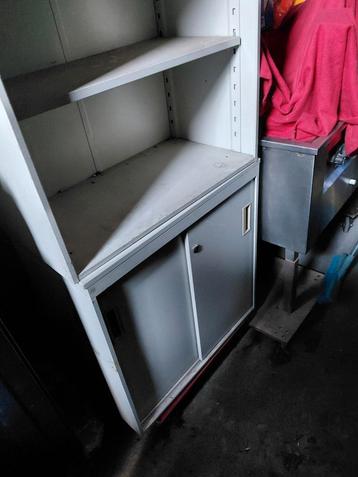 2x staal kastje 1 open 1 schuifdeuren beschikbaar voor biedingen