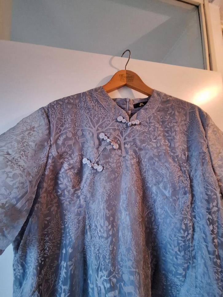 Prachtige wijdvallende grijze jurk met Chinese sluiting, Kleding | Dames, Grote Maten, Zo goed als nieuw, Jurk, Grijs, Ophalen of Verzenden