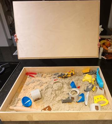 Zandbak met kinetisch zand en toebehoren beschikbaar voor biedingen