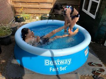 Bestway zwembad, inclusief afdekzeil en zwembadtegels  beschikbaar voor biedingen