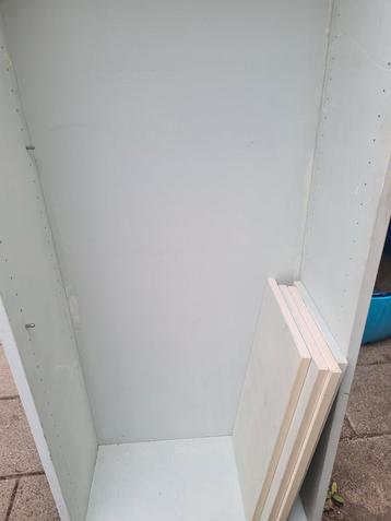 Ikea Billy boekenkast met 4 planken.  beschikbaar voor biedingen