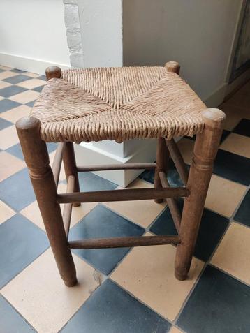 Houten kruk met rieten/ biezen zitting  beschikbaar voor biedingen