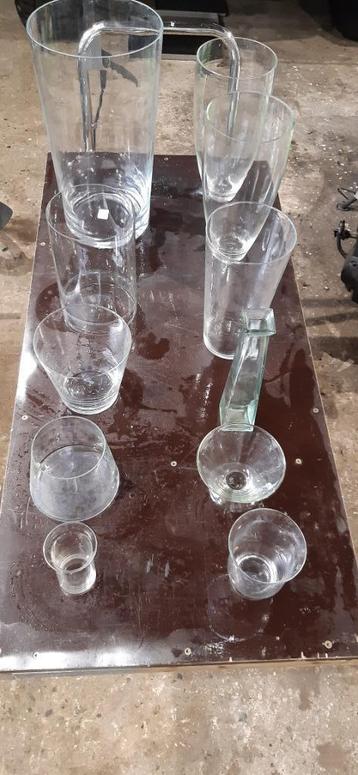 Diverse grote en kleine maten glazen vazen, vaas, glaswerk beschikbaar voor biedingen