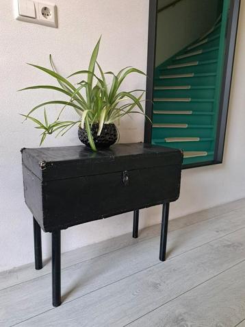 oude zwarte vintage retro doos. doosje, kist op poten. opsla beschikbaar voor biedingen