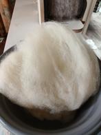 Gekaarde wol. Wolwit. € 4,50 per 75 gram, Hobby en Vrije tijd, Spinnewielen en Spinnen, Ophalen of Verzenden, Nieuw, Spinwol