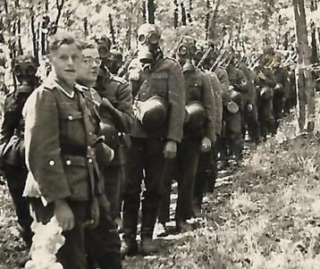 Duitse soldaten met Gasmaskers beschikbaar voor biedingen