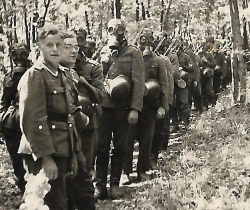 Duitse soldaten met Gasmaskers, Verzamelen, Militaria | Tweede Wereldoorlog, Landmacht, Foto of Poster, Nederland, Verzenden