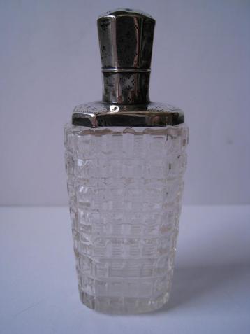 KRISTELLEN PARFUMFLES 2 X MET ZILVEREN DOP -KRAAG  40,- P ST beschikbaar voor biedingen