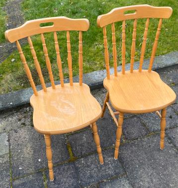 Klassieke houten keukenstoelen beschikbaar voor biedingen
