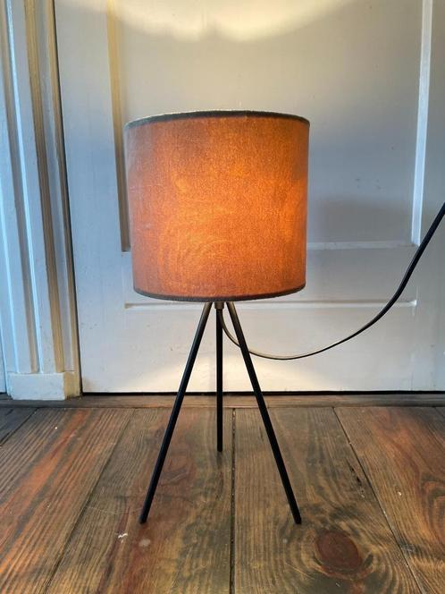 Driepoot tafellamp – zandkleurige velours kap, Huis en Inrichting, Lampen | Tafellampen, Gebruikt, Minder dan 50 cm, Overige materialen