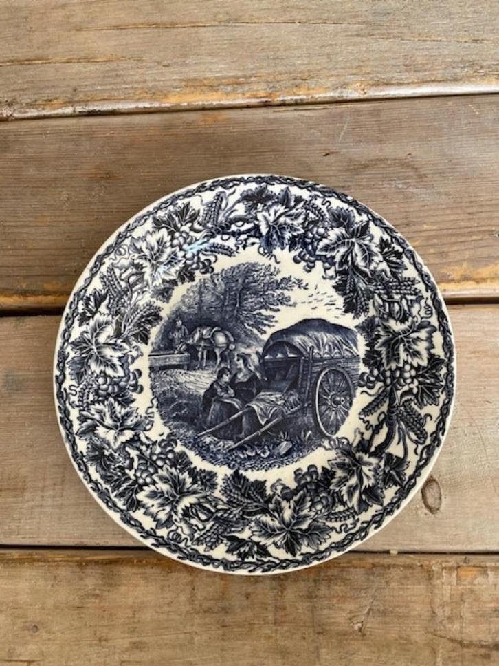 Vintage blauw bord Ceramique Maestricht. Familie met huifkar, Antiek en Kunst, Antiek | Wandborden en Tegels, Ophalen