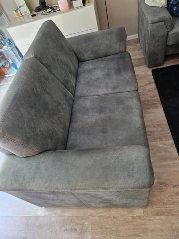 Twee persoons leren bank  beschikbaar voor biedingen