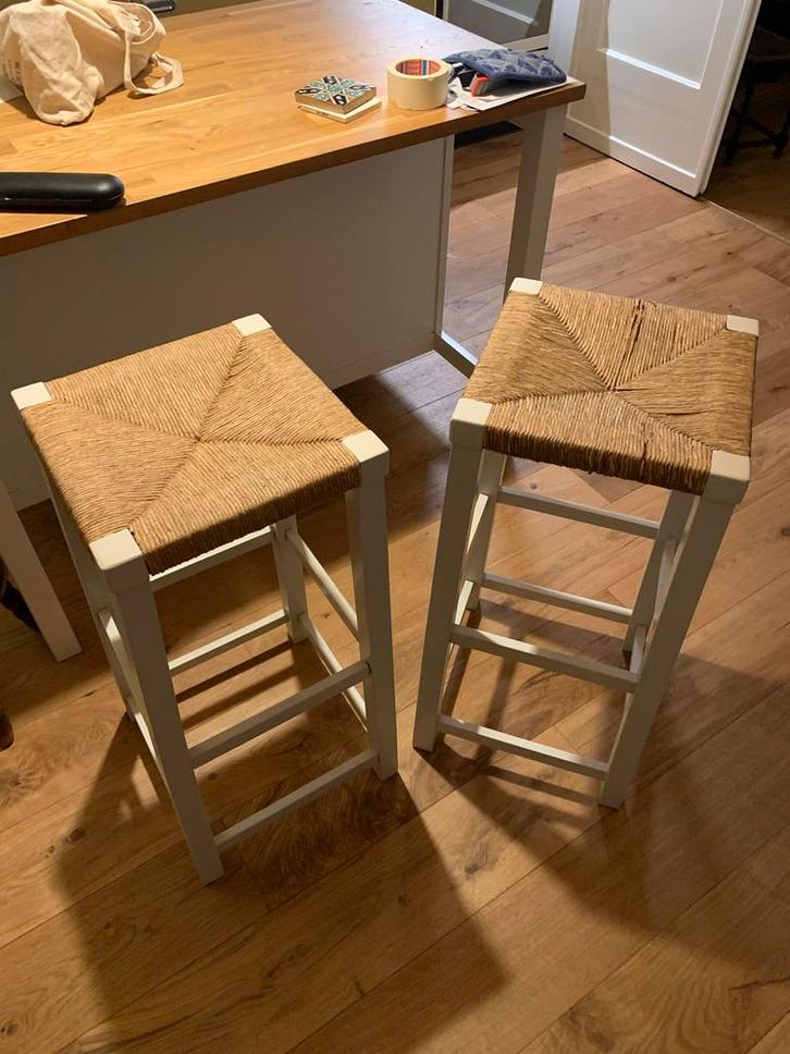 Twee Riet barkrukken, Huis en Inrichting, Barkrukken, Gebruikt, 60 tot 90 cm, Hout, 2 krukken, Ophalen