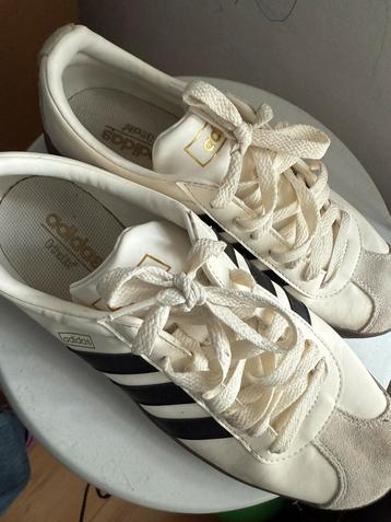 Adidas laag sneakers beschikbaar voor biedingen
