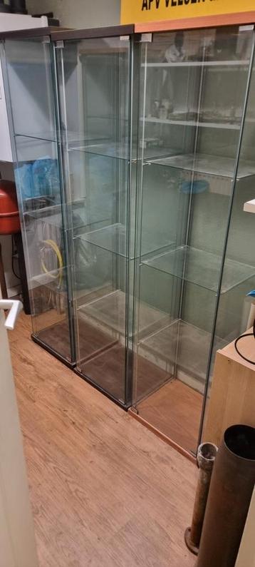 3 Vitrinekasten - Ideaal voor verzamelaars! beschikbaar voor biedingen