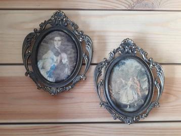 2 Oude Lijstjes met zijde afbeelding  beschikbaar voor biedingen