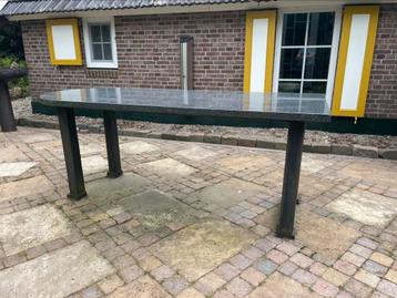 Buitenkans: prachtige natuurstenen tuintafel beschikbaar voor biedingen