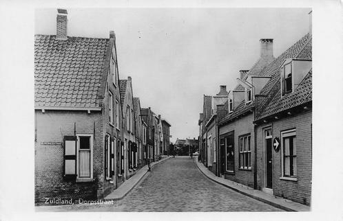 AY212 Zuidland Dorpsstraat 1957, Verzamelen, Ansichtkaarten | Nederland, Gelopen, Zuid-Holland, 1940 tot 1960, Verzenden