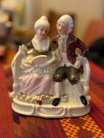 Frans vintage porseleinen beeldje, man en vrouw op bankje, Antiek en Kunst, Ophalen of Verzenden