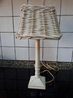 LAMPJE MET WIT RIETEN KAPJE HOOGTE 45 CM, Huis en Inrichting, Lampen | Tafellampen, Ophalen of Verzenden, Zo goed als nieuw, Hout