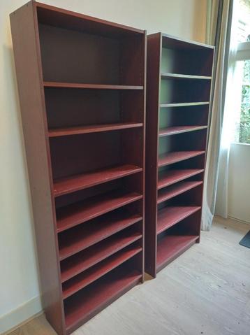 1 of 2 (twee) boekenkasten, rode houten boekenkast beschikbaar voor biedingen