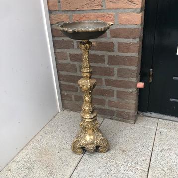 Antieke asbak op voet beschikbaar voor biedingen