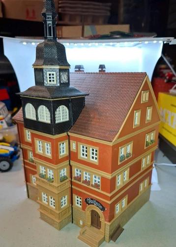Groot stadhuis in ho beschikbaar voor biedingen