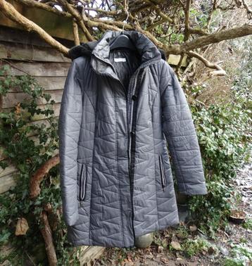 Winterjas Bijenkorf maat 40, knielengte, capuchon kan eraf beschikbaar voor biedingen