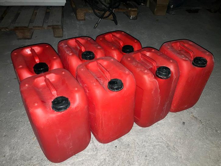 Rode Kunststof Jerrycans, Tuin en Terras, Regentonnen, Zo goed als nieuw, Kunststof, Minder dan 75 liter, Ophalen