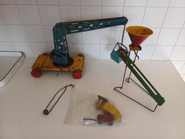 Antiek blikken speelgoed hijskraan met zand silo, Antiek en Kunst, Antiek | Speelgoed, Ophalen of Verzenden