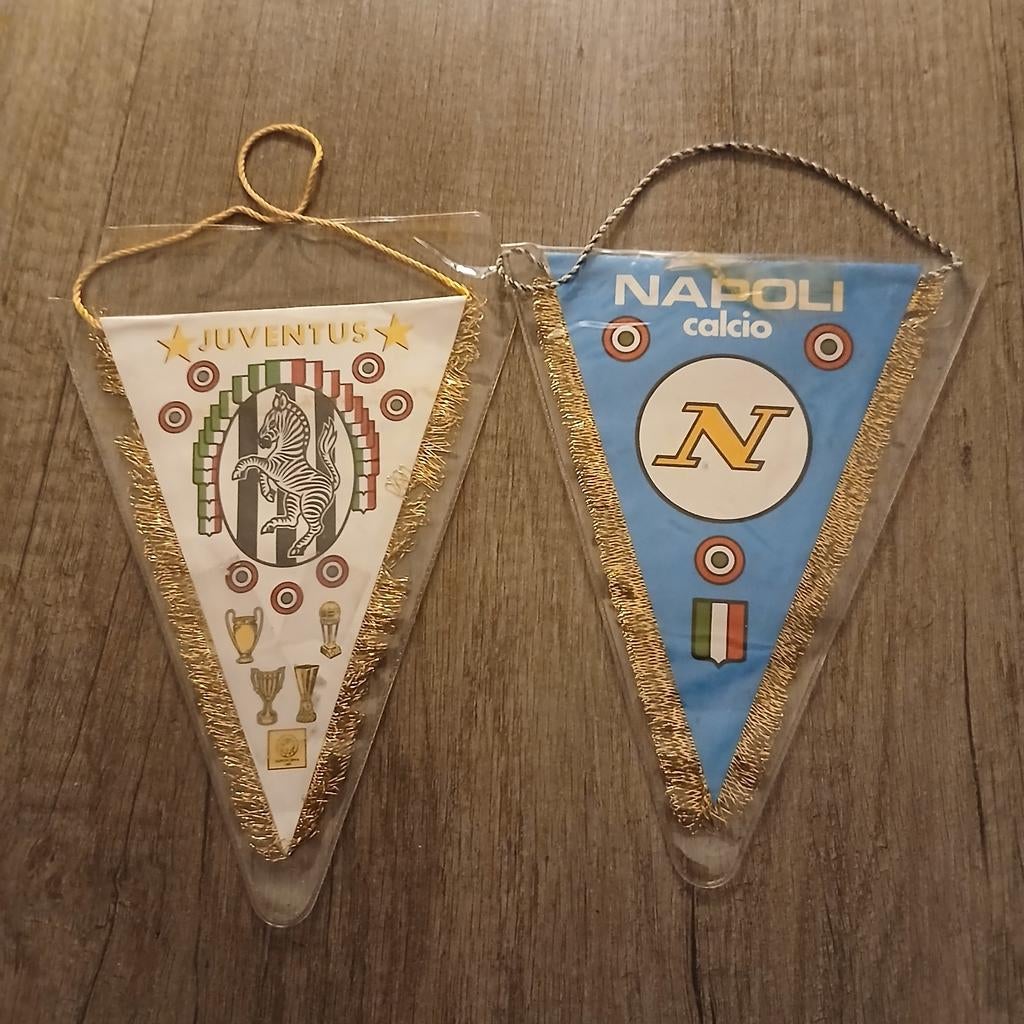 Voetbal vaantjes in goede staat., Ophalen of Verzenden