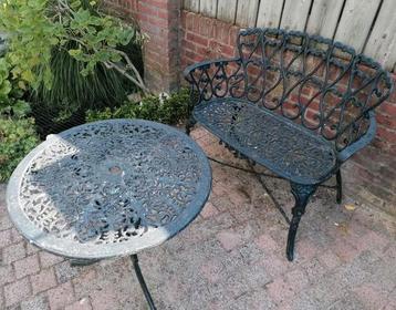Charmante Bistro Set - Loversbankje & Tafel beschikbaar voor biedingen
