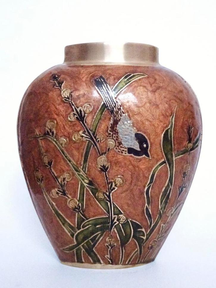 Vintage 70s messing emaille vaas vogel goud klr rood vogels, Huis en Inrichting, Woonaccessoires | Vazen, Gebruikt, Rood, Minder dan 50 cm