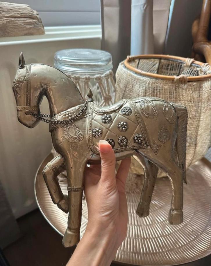 India volkskunst met metaal bedekt houten paard, Antiek en Kunst, Kunst | Niet-Westerse kunst, Ophalen of Verzenden