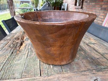 Oude houten vijzel beschikbaar voor biedingen