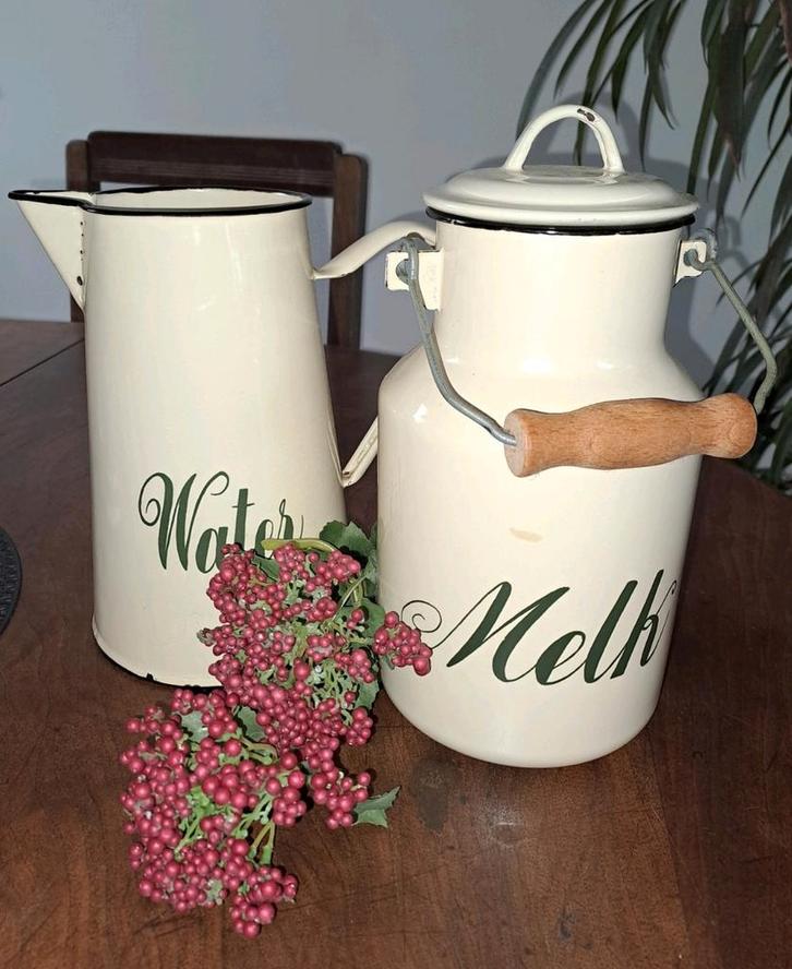 Vintage creme set emaille waterkan met melkkan en deksel., Antiek en Kunst, Antiek | Emaille, Ophalen of Verzenden