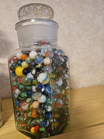 grote glazen vintage stolp pot A vol met glazen knikkers  beschikbaar voor biedingen