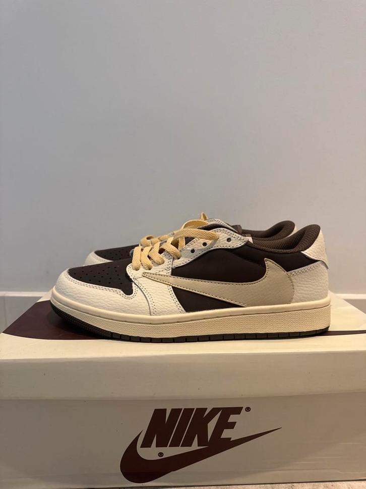 Travis Scott Air Jordan 1 Low Reverse Mocha maat 39, Kleding | Heren, Schoenen, Nieuw, Sneakers of Gympen, Bruin, Ophalen of Verzenden